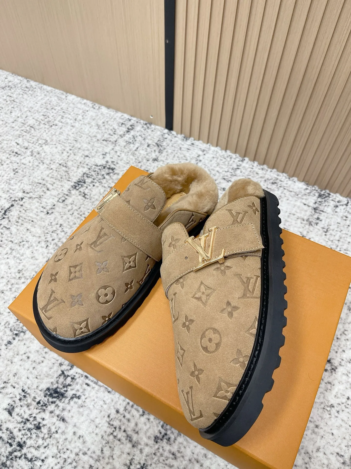 [L Home] P: 500💰 Size: 35-46 (female 40.41, male 45 46 custom-made) Top version Louis vuitton Lv top version LV couple's wool slippers New couple's Birkenstock slippers Cute and loveable, the foot feel is not too good Simple and high-end Sling-hee design Ready to wear and go Good news for lazy people Upper imported cowhide/imported old floral cloth Original hardware buckle, original molded high-density foam outsole Fabric: Yangjing/classic jacquard fabric Lining: imported wool lining Sole: original foam combination sole